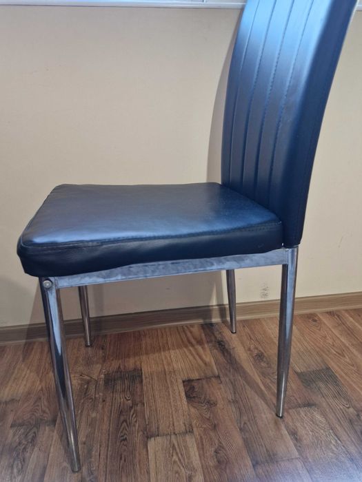 Продавам стъклена маса + 4 стола