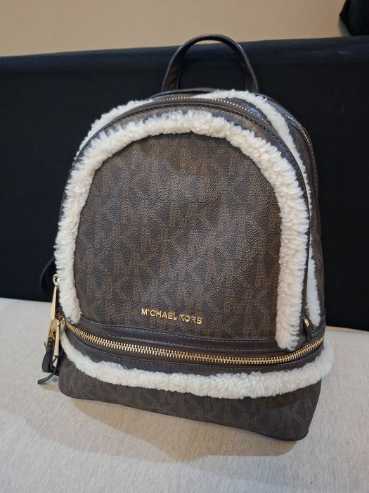 Оригинална раница Michael Kors Rhea Medium (с пух/шерпа)