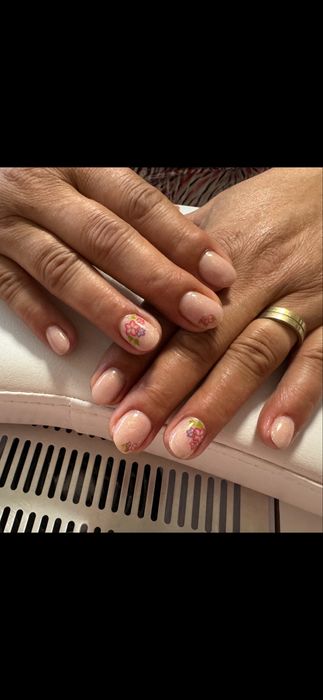 Buna. Realizez unghii cu gel  in prima  universitati,va astept