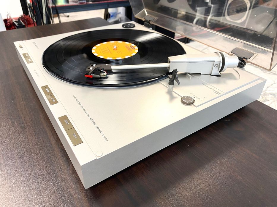 Тримоторен грамофон Denon