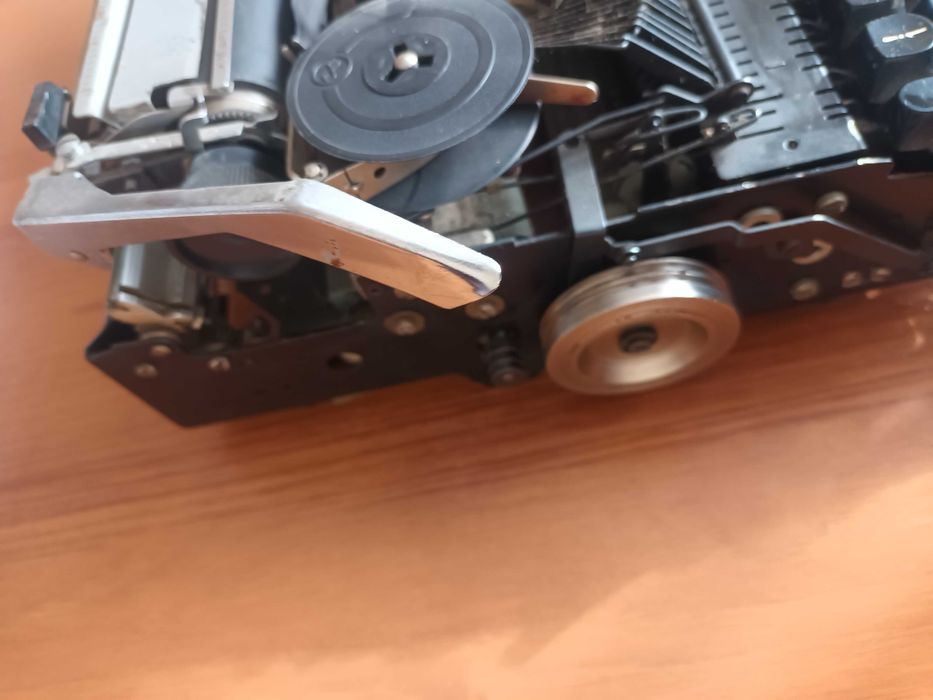 Продавам пишеща машина