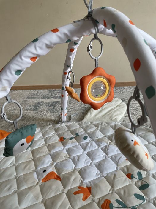 Коврик с дугой с игрушками