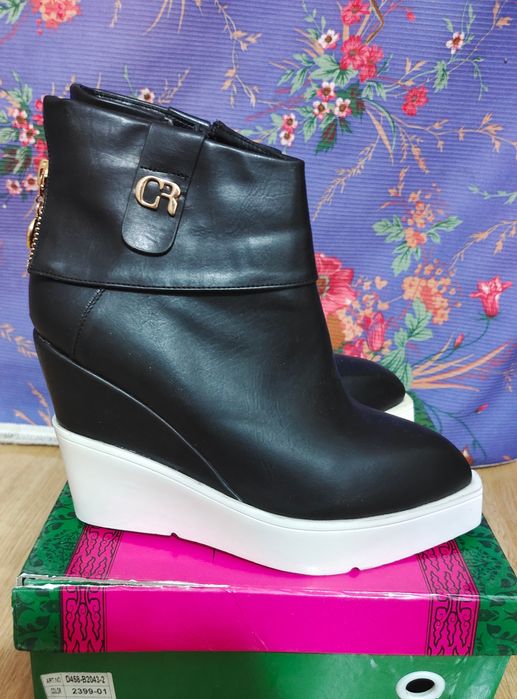 Продам полусапожки женские .