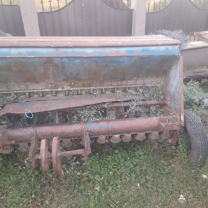 vând utilaje agricole, culegator porumb ,semanatoare sup 29 ,plug reversibil