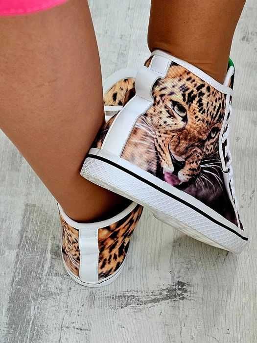 Ghete adidas animal print US 8, FR 40, super usoare si comode. Leopard