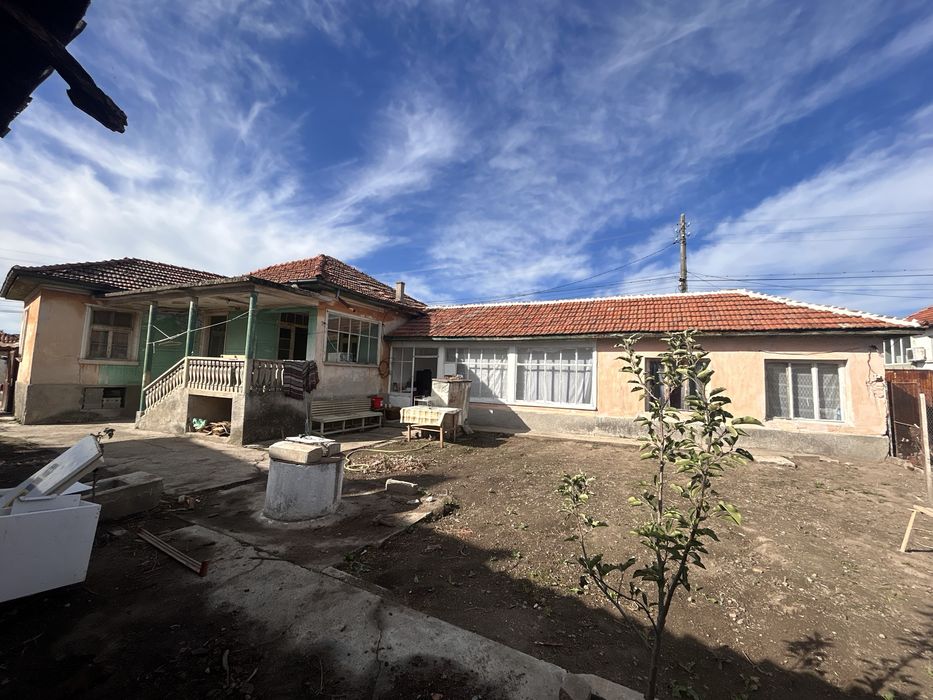 Продавам къща с двор