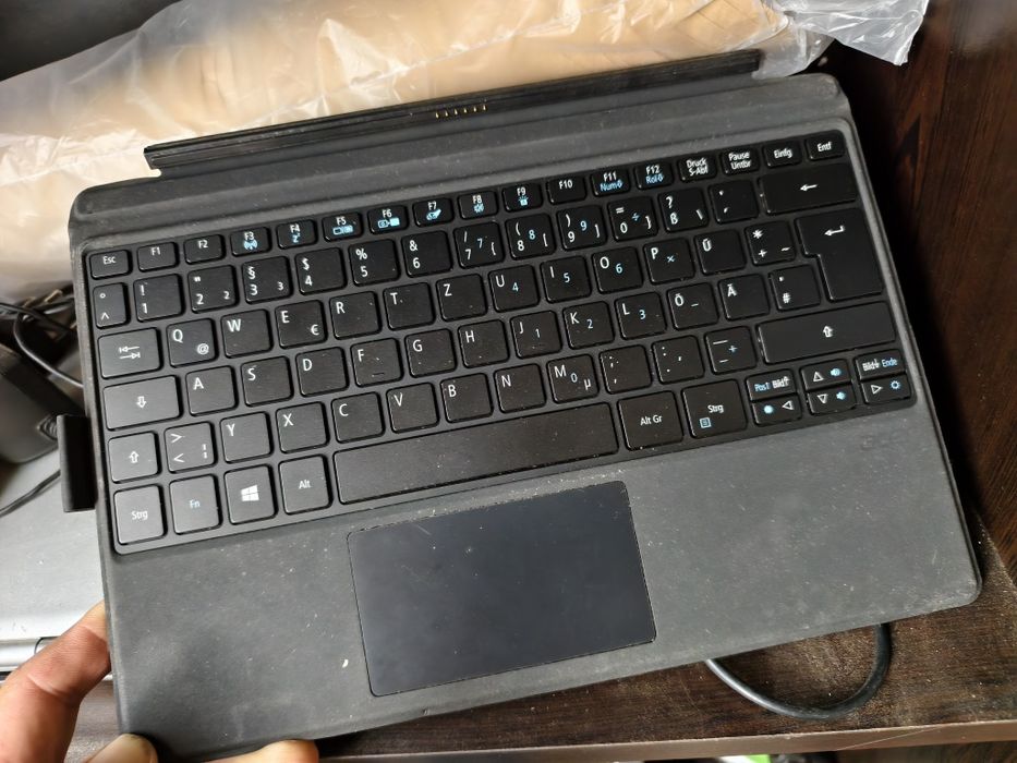 Продавам клавиатура и батерия Acer switch 5