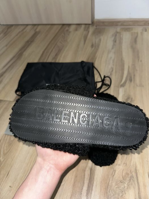 Balenciaga slides fur black
