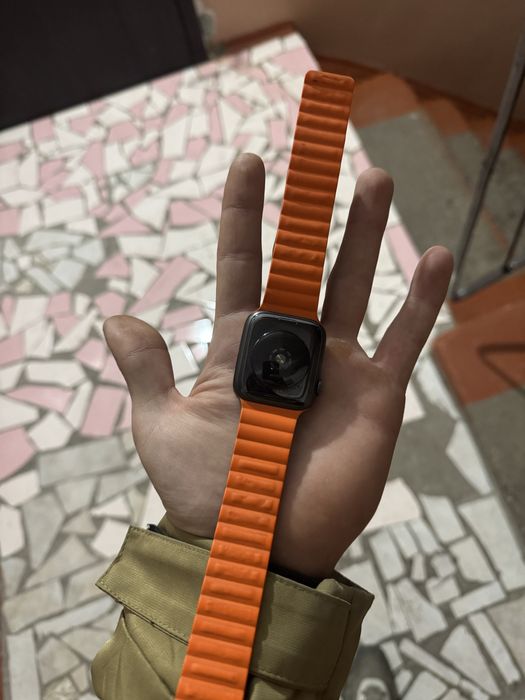 Продам Apple watch se2