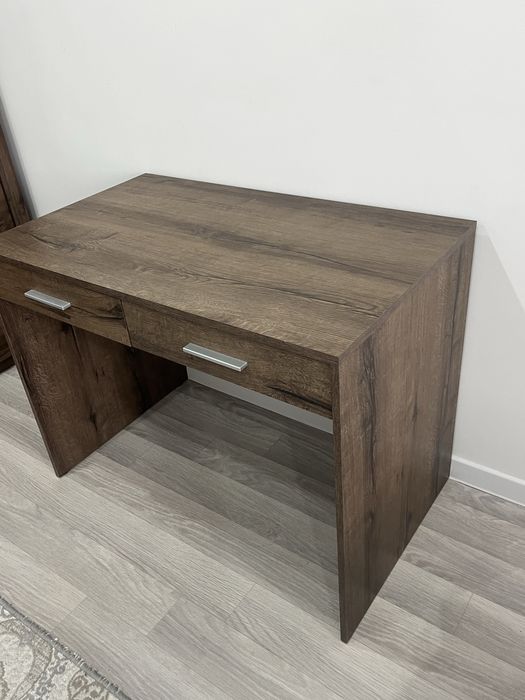 Стильный письменный стол с ящиками