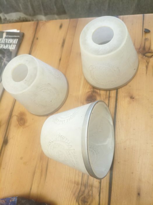 3 стеклянных плафона