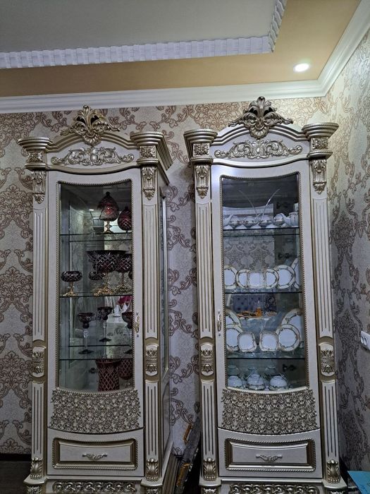 Мебель: стол ва 12та стул, пенал комод, сервант сотилади