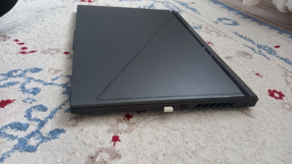 Ноутбук игровой.