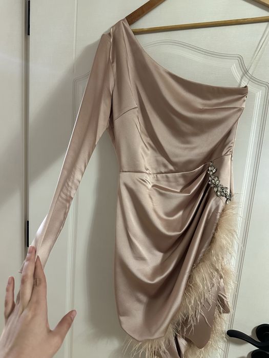 Сатенена рокля с пера