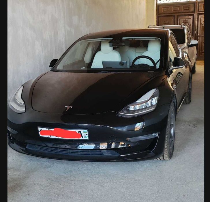 Tesla model 3  holati ideal