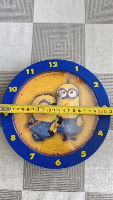 Продавам стенен часовник за детска стая с миньони