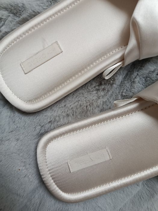 Сатенени чехли с пух OYSHO