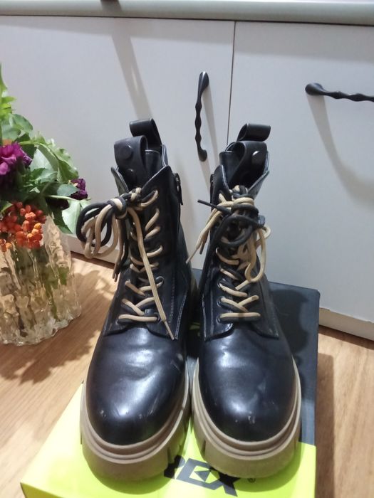 Продам ботинки женские.