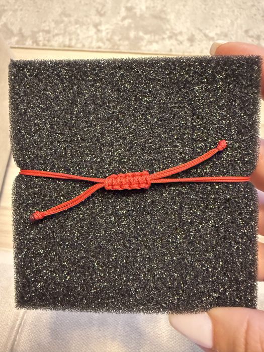 Bratara snur rosu cu aur alb si diamante