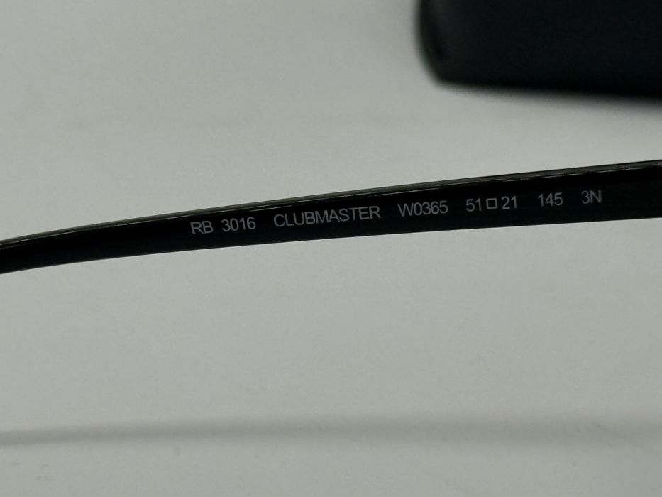 Vând ochelari de soare Ray-Ban RB3016 Clubmaster, culoare black & gold, noi, nepurtați.