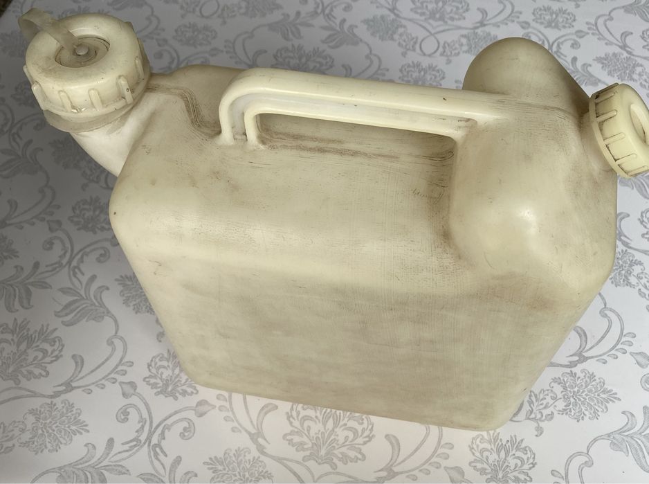 Продаю пластмассовые канистры