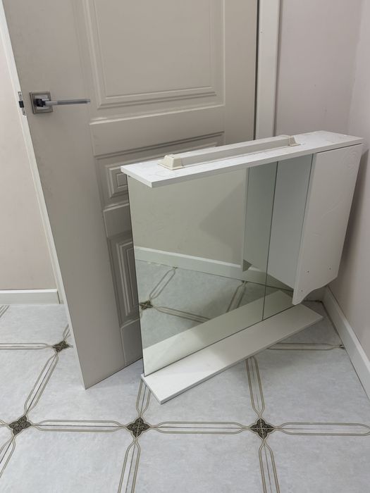 Зеркало со шкафом