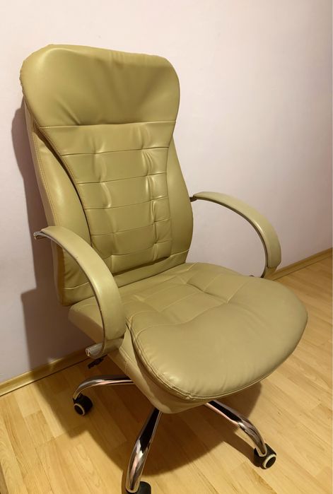 Офис стол в бежов цвят