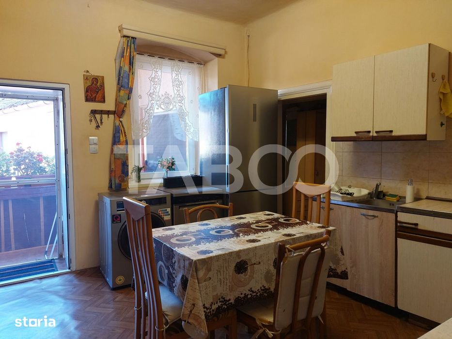 Apartament spatios la casa 97 mpu 3 camere 20 mp gradina pivnita — fotografia 1