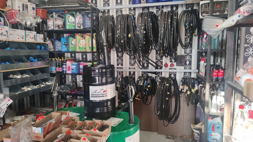 Reparatii tractoare , Magazin piese auto.