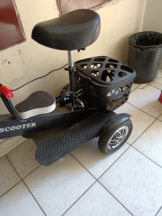 E scooter tricicleta