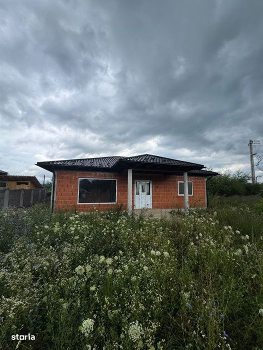 Casa la rosu, 132 mp utili, 5,6 ari, zona Sacalaseni