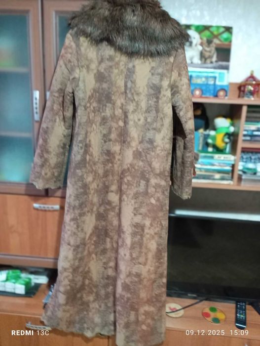 Продавам елегантно дълго зимно палто от еко кожа – отлично състояние!