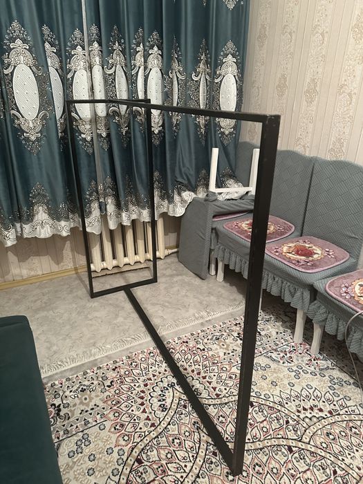 Напольная металлическая вешалка (рейл) для одежды