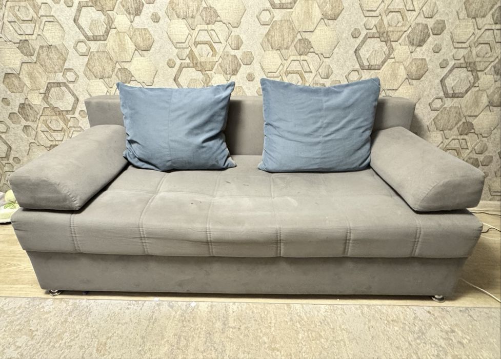 Тахта с подушками