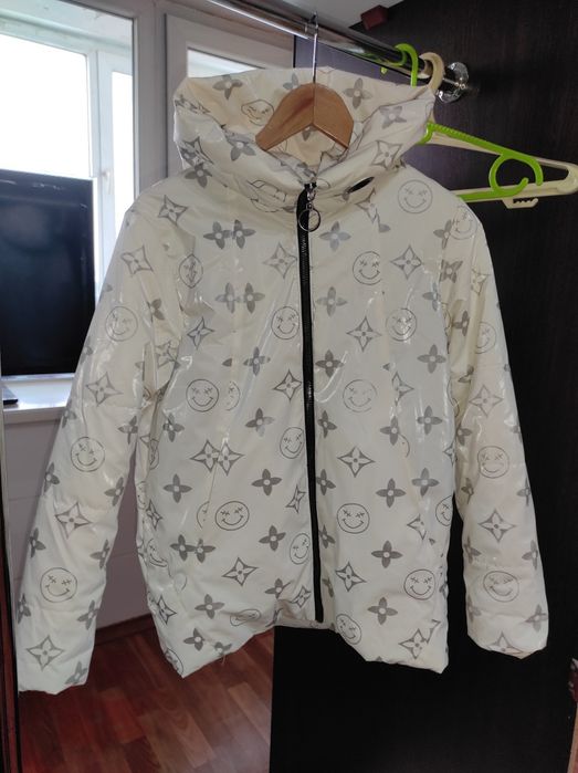 Продам куртку на девочку