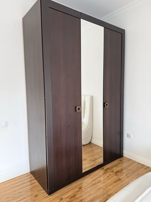 Шкаф с зеркалом.