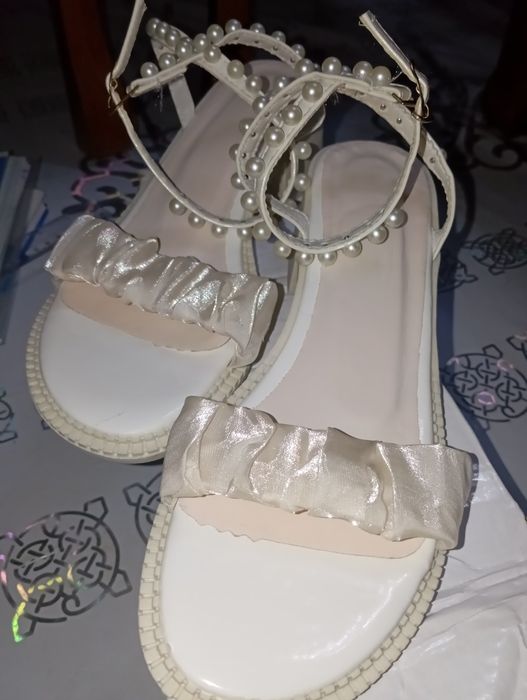 Белый босоножки красивые
