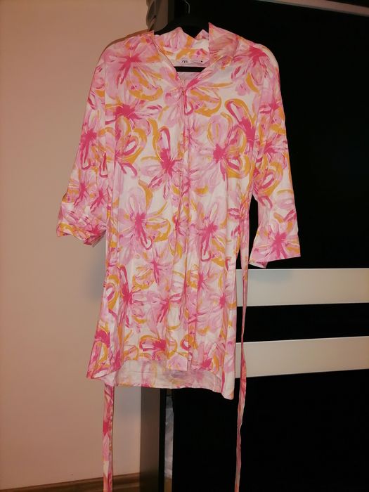 Vând  Rochițe pantaloni scurți încălțăminte  etc