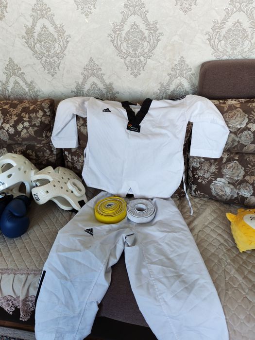 Форма комплект для таэквондо. Срочно продам.