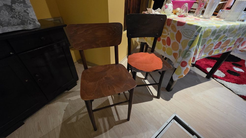 Стари столове и табуретки