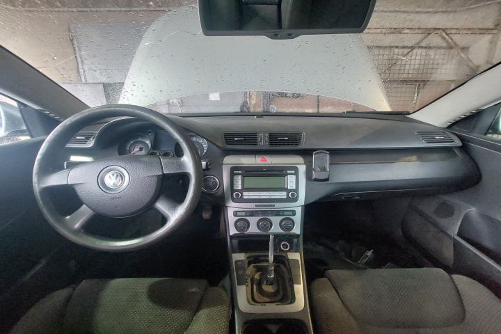 Fuzeta fata dreapta Volkswagen VW Passat 2005