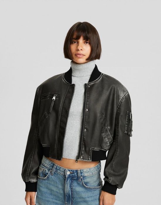 Бомбър яке от прана изкуствена кожа Bershka в черно