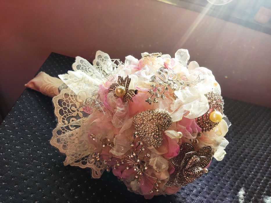 Булченски букет с цветя от плат и брошки