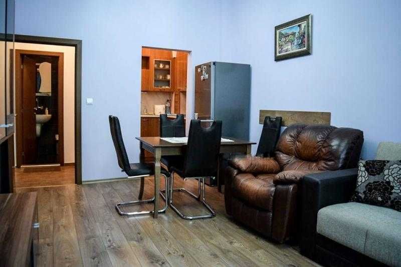 Дава се под наем Двустаен апартамент в Бургас, Център - 65 кв.м за 408 € - Снимка #1