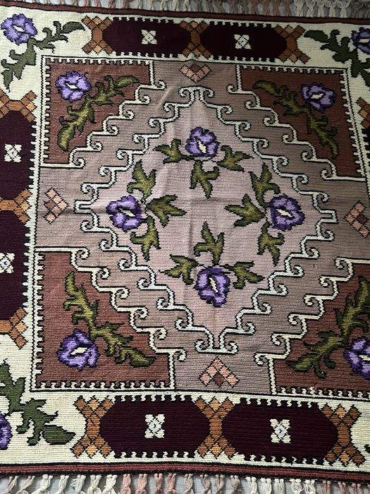 Fata de masa traditionala cusuta in chelin pe etamina