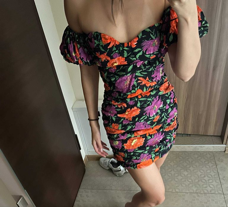 Рокля  ZARA нова с етикет, Бяла нежна рокля на цветя