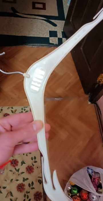 Продаются  вешалки.