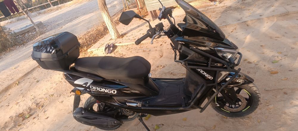 Skuter benzinlik 150 kub 100 ga 3 letr Benz yoqadi