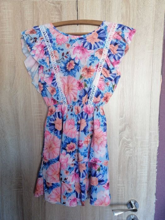 Къса рокля с гол гръб