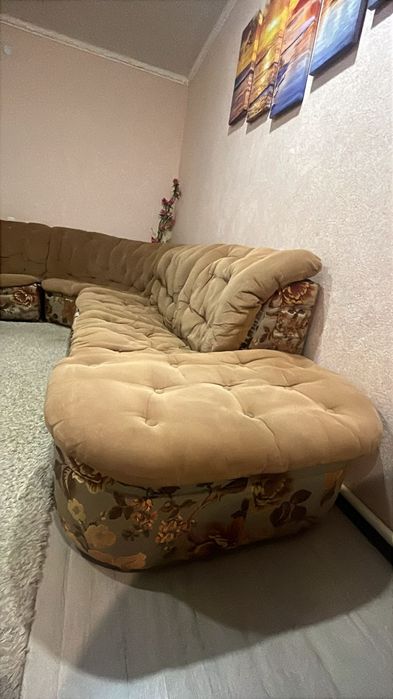 Продам диван угловой срочно